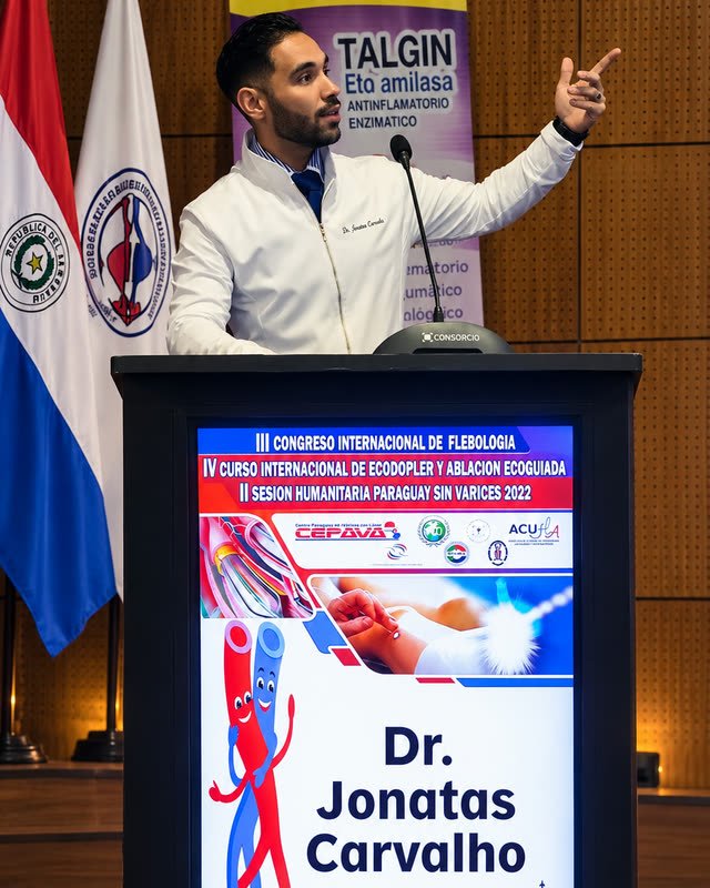 Dr. Jonatas Carvalho disertando en un congreso internacional de flebología