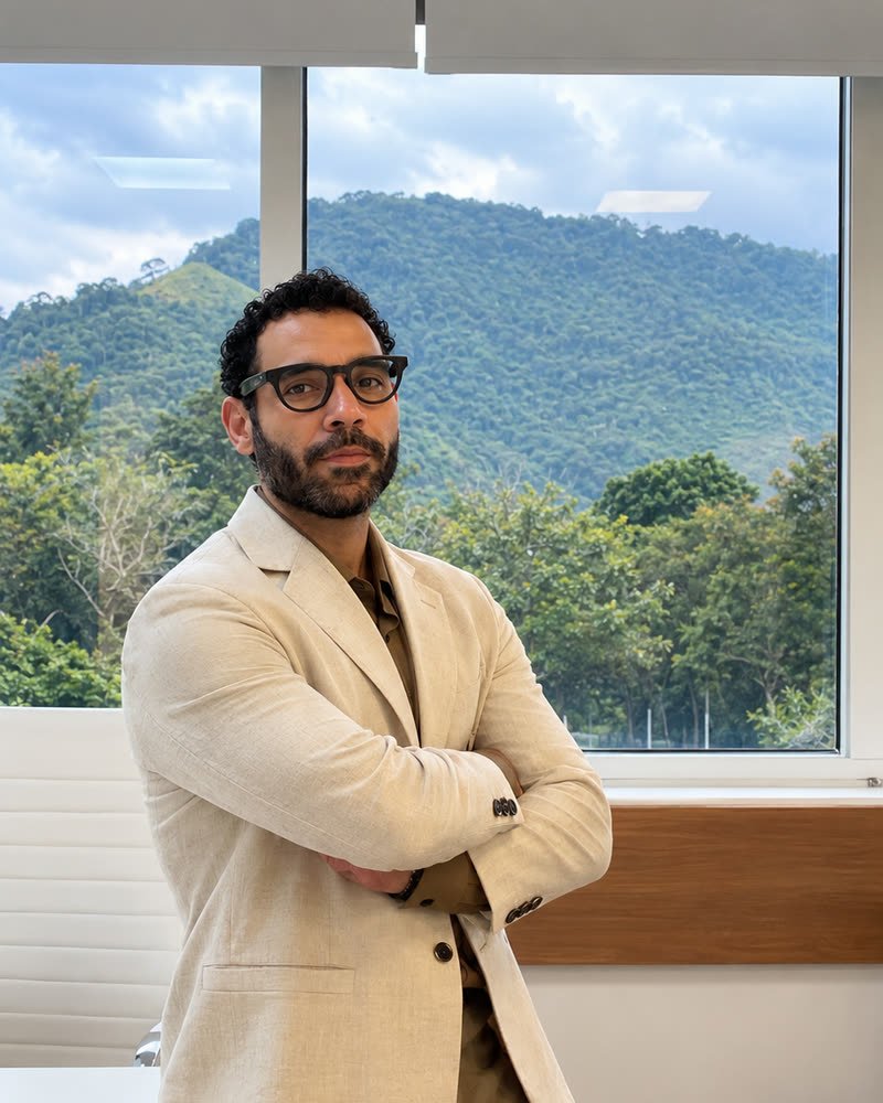 Dr. Jonatas Carvalho de brazos cruzados en el consultorio